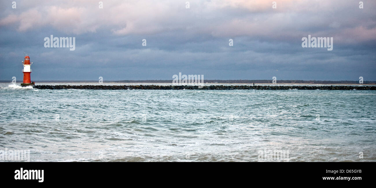 (FILE) un archivio foto datata 17 dicembre 2012 mostra il faro all'ingresso del porto di Warnemuende, Germania. Foto: Martin Foerster Foto Stock