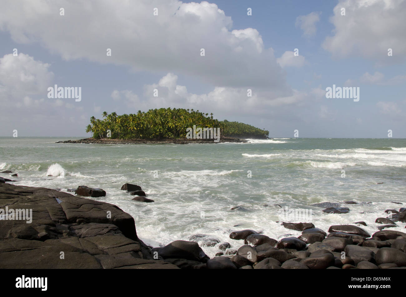 Territorio Francese d'oltremare, Guiana francese, salvezza isole. Vista di Devil's Island da Ile Royale, home al famigerato carcere. Foto Stock