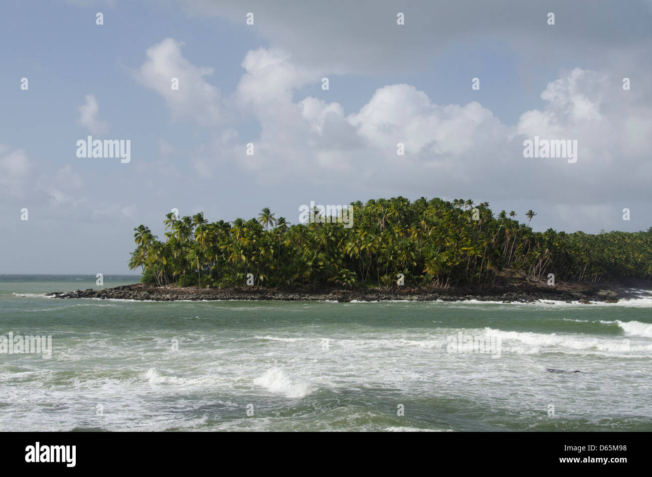 Territorio Francese d'oltremare, Guiana francese, salvezza isole. Vista di Devil's Island da Ile Royale, home al famigerato carcere. Foto Stock