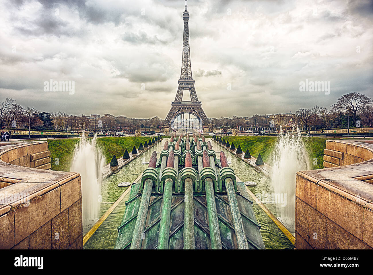 La torre Eiffel e cannoni acquatici in un giorno nuvoloso Foto Stock
