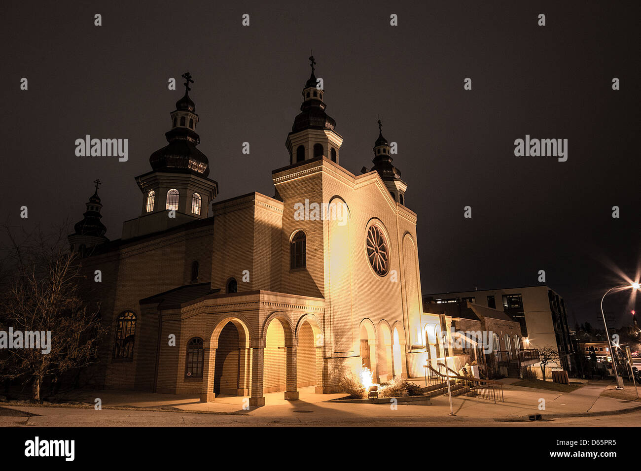 Chiesa illuminata di notte e notte scape, Calgary, Alberta, Canada Foto Stock