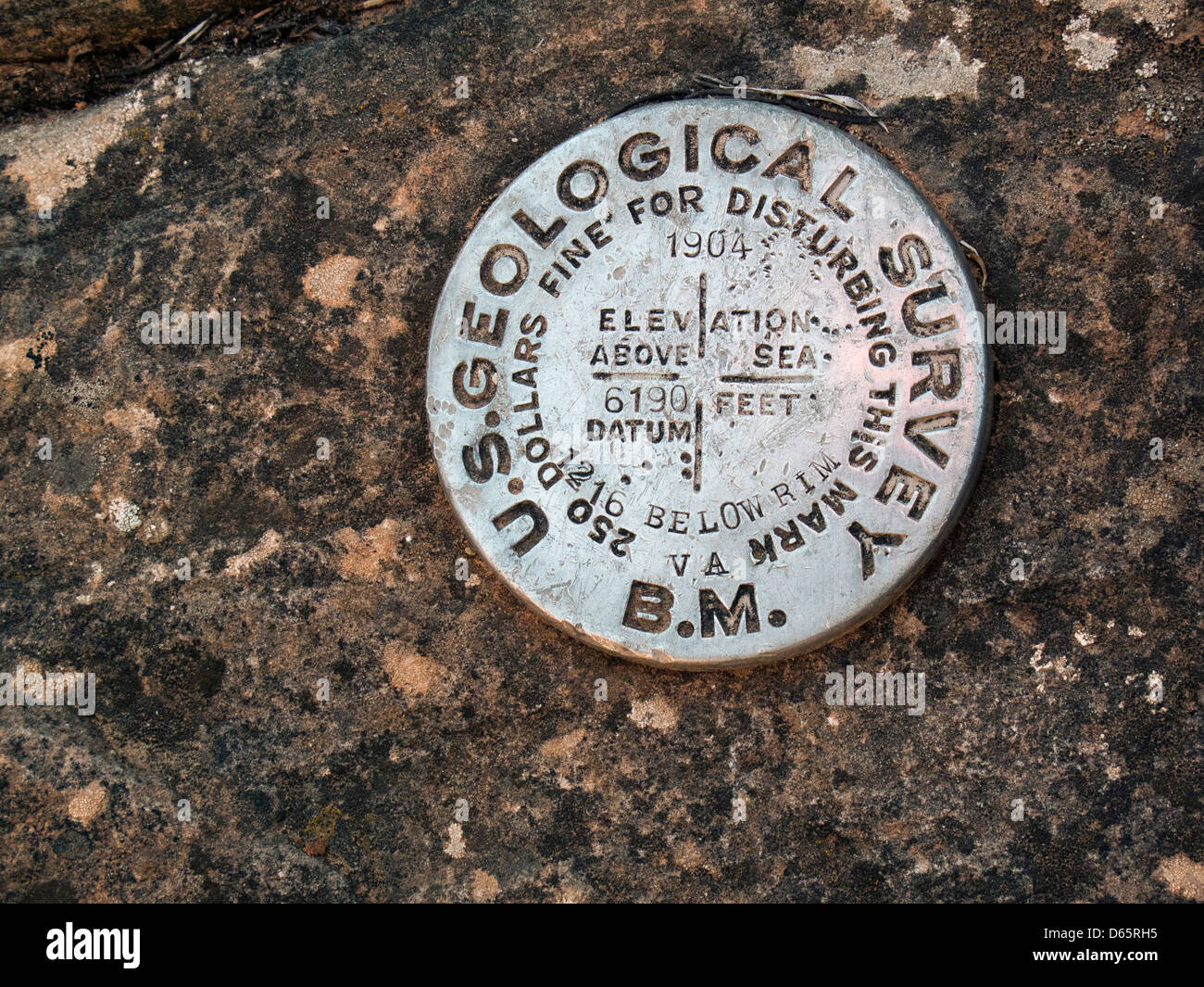 Parco Nazionale del Grand Canyon, Arizona - USA Geological Survey bench mark 1216 metri al di sotto del bordo sud del Grandview Trail. Foto Stock