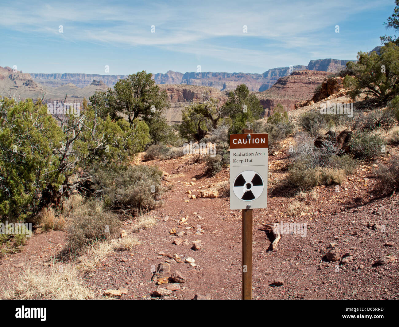 Parco Nazionale del Grand Canyon, Arizona - Un segno avverte gli escursionisti in allontanamento da una vecchia miniera di ferro di cavallo sulla mesa a causa di preoccupazioni di radiazione. Foto Stock
