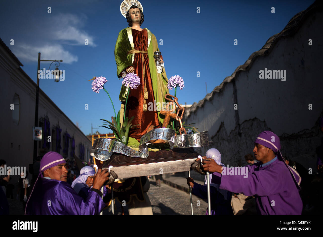 I penitenti portano l immagine di un Santo al Gesù Nazareno del jordon processione durante la pasqua settimana santa in Antigua Guatemala Foto Stock