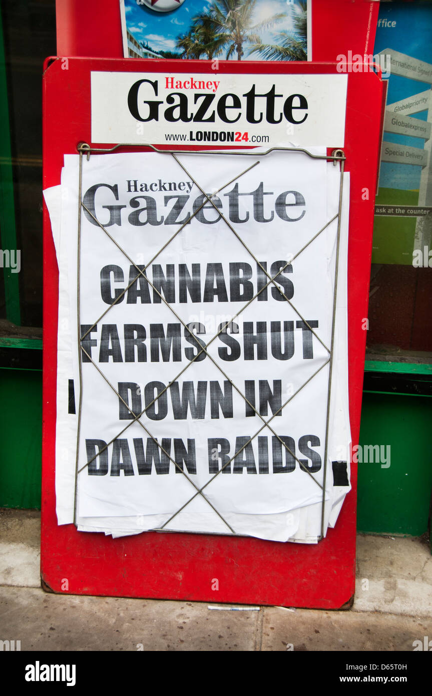 Hackney, Londra. Hackney Gazette headline dicendo "Cannabis fattorie hut all'alba incursioni'. Foto Stock