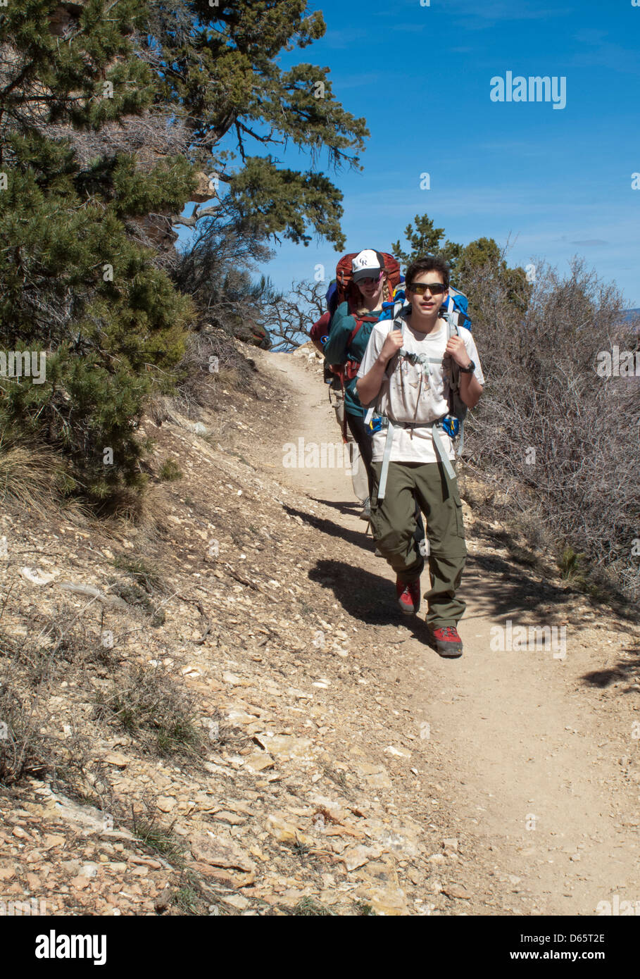 Parco Nazionale del Grand Canyon, Arizona - Joey West, 14, passeggiate su il Grandview Trail con suo cugino, Mariel West, 25. Foto Stock