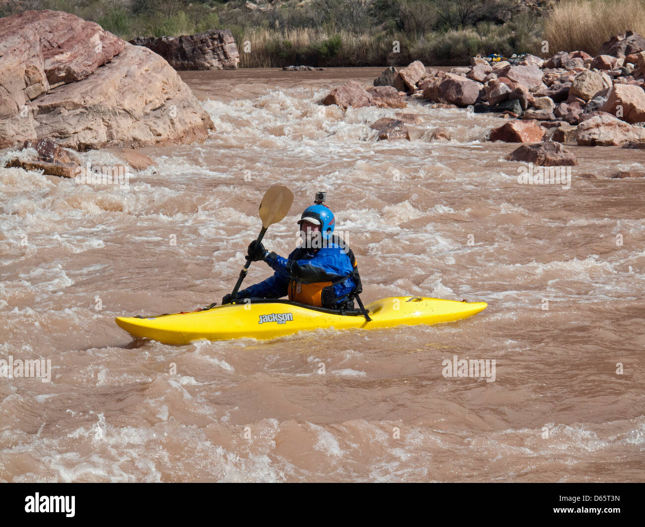 Parco Nazionale del Grand Canyon, Arizona - un kayaker con una videocamera sul suo casco in Hance Rapids sul fiume Colorado. Foto Stock