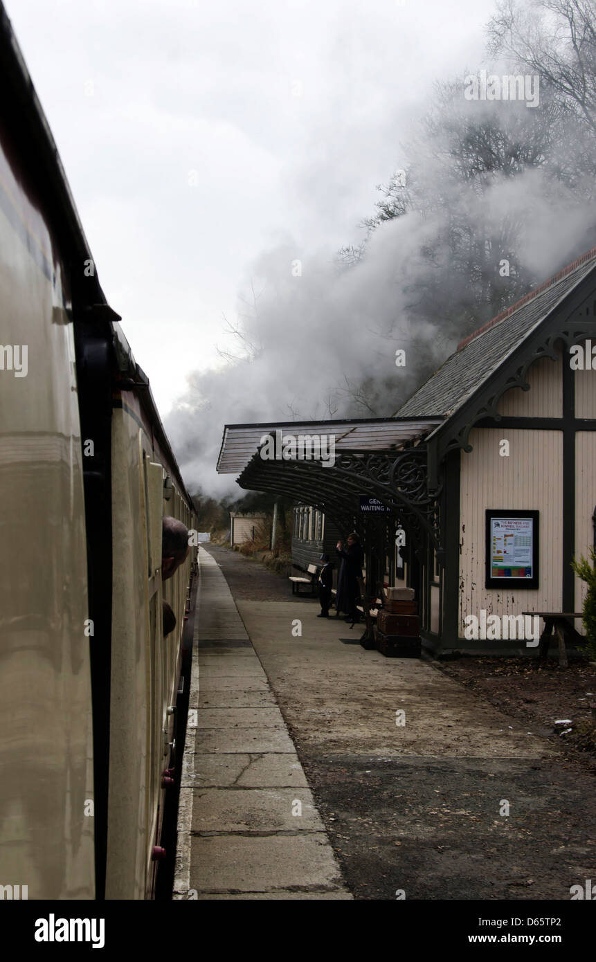 Treno a vapore che arrivano alla stazione di Birkhill sul Bo'ness e Kinneil Railway in West Lothian, Scozia. Foto Stock