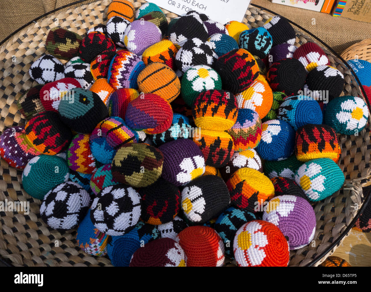Maglia fantasia juggling balls in ciotola di stallo del mercato Foto Stock