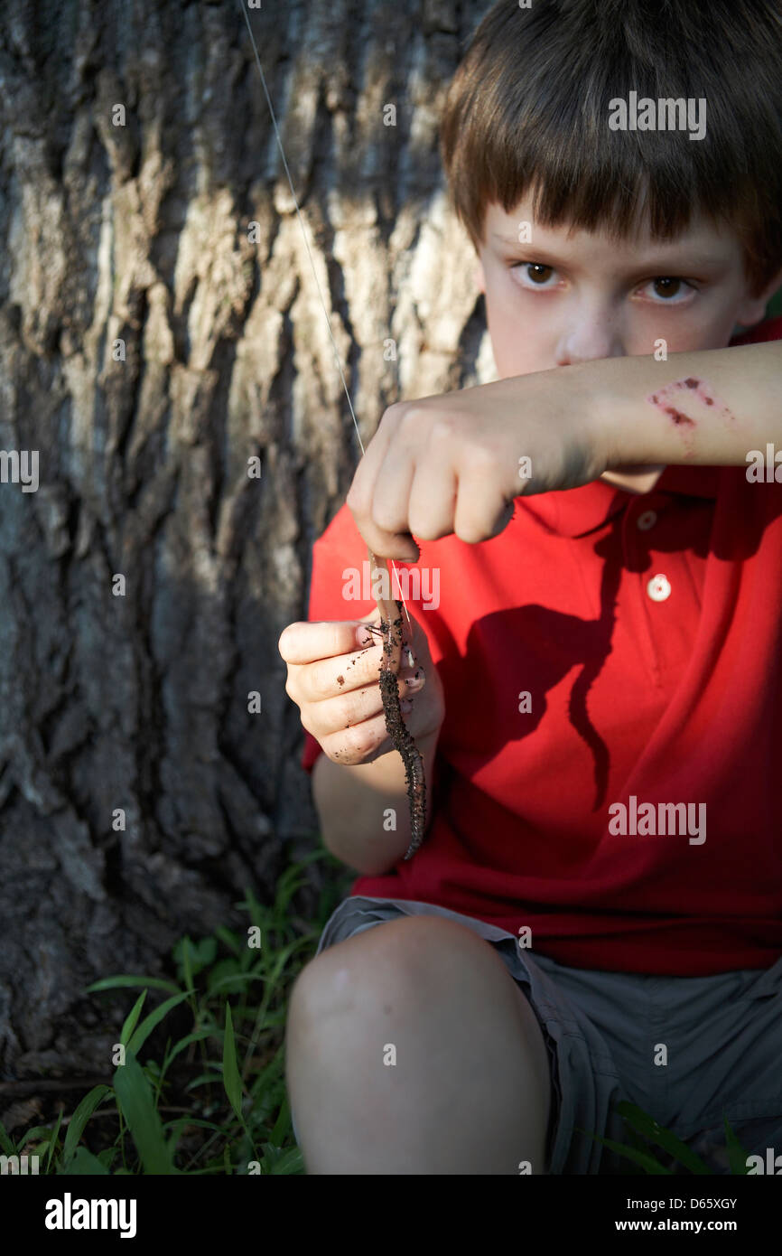 8 anno vecchio ragazzo di aggancio worm di massa Foto Stock