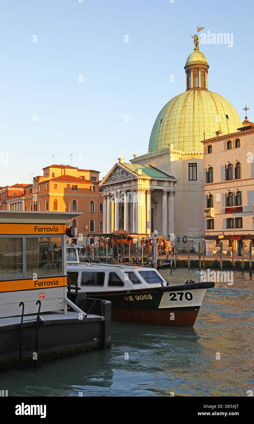 Il vaporetto landing stage o stazione della Ferrovia con la chiesa di San Simeon Piccolo in background Venezia Italia Foto Stock