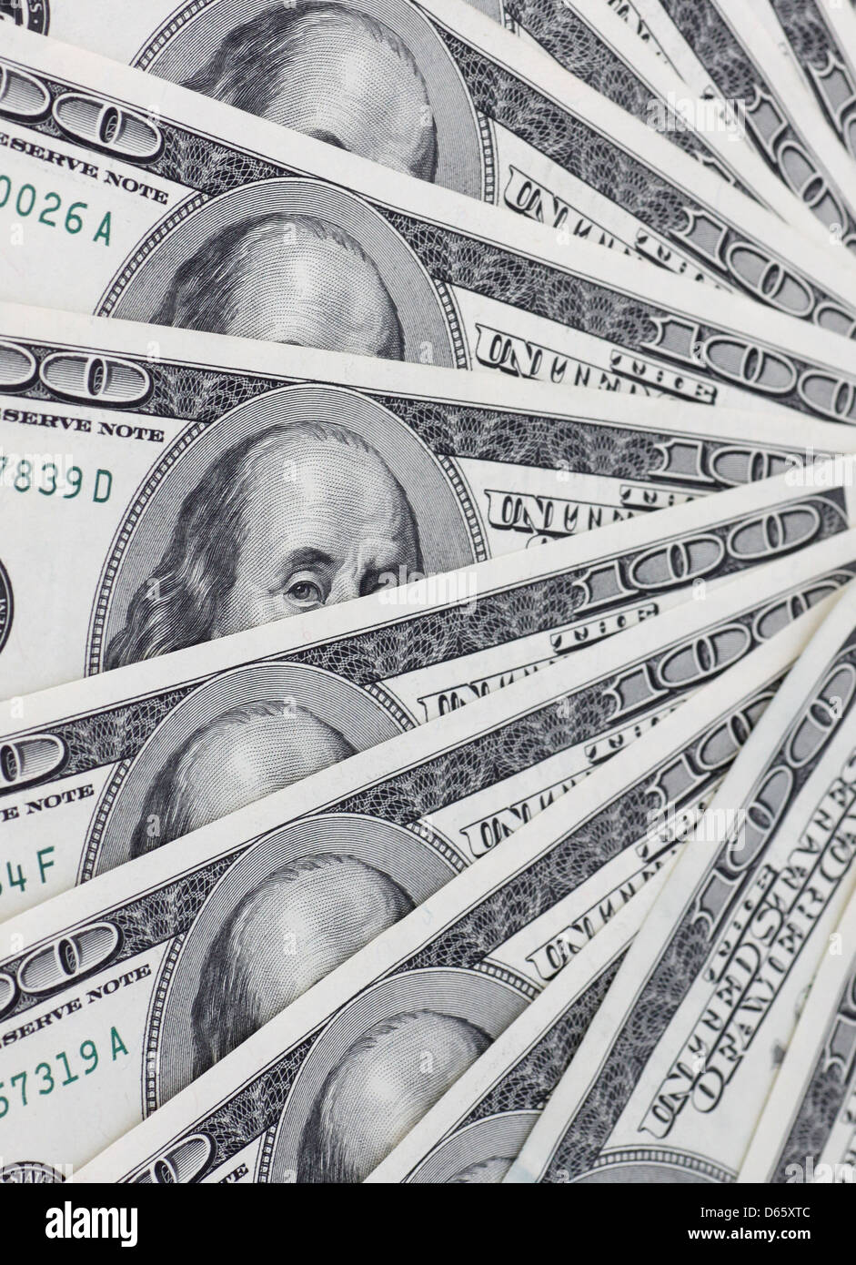 A forma di ventola di un centinaio di dollari banconote Foto Stock