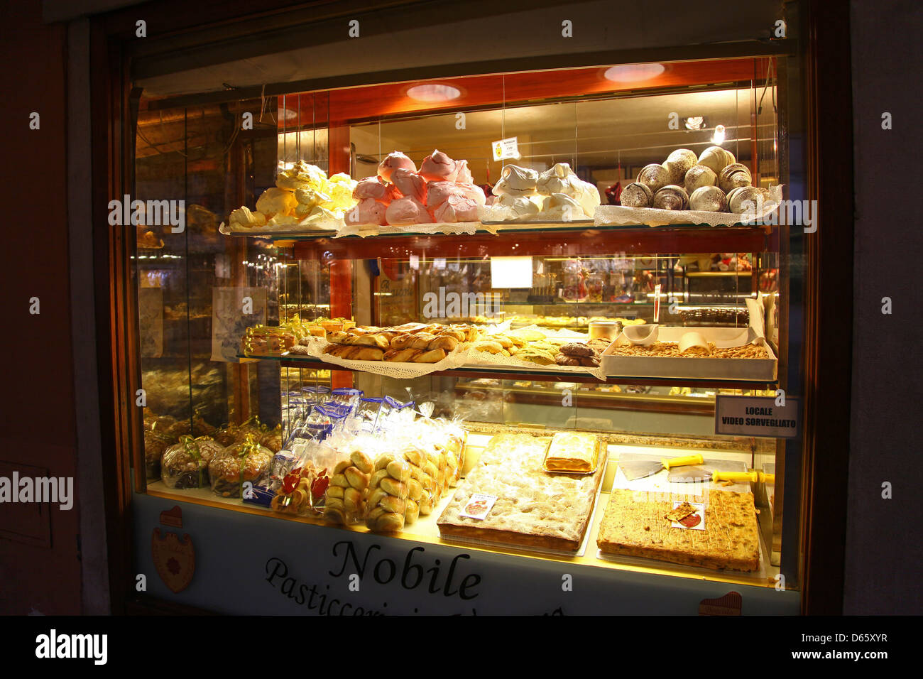 Torte, pasticcini e le meringhe per la vendita in un negozio finestra, Venezia Italia Foto Stock