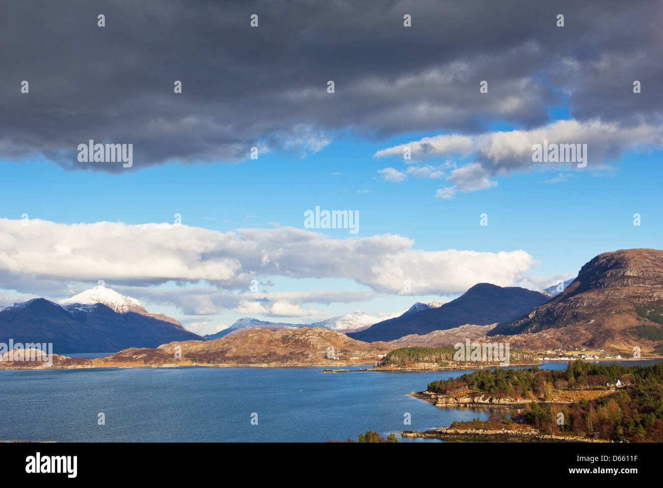 Villaggio SHIELDAIG E LOCH SHIELDAIG su un inizio di giornata di primavera nelle Highlands della costa ovest della Scozia Foto Stock