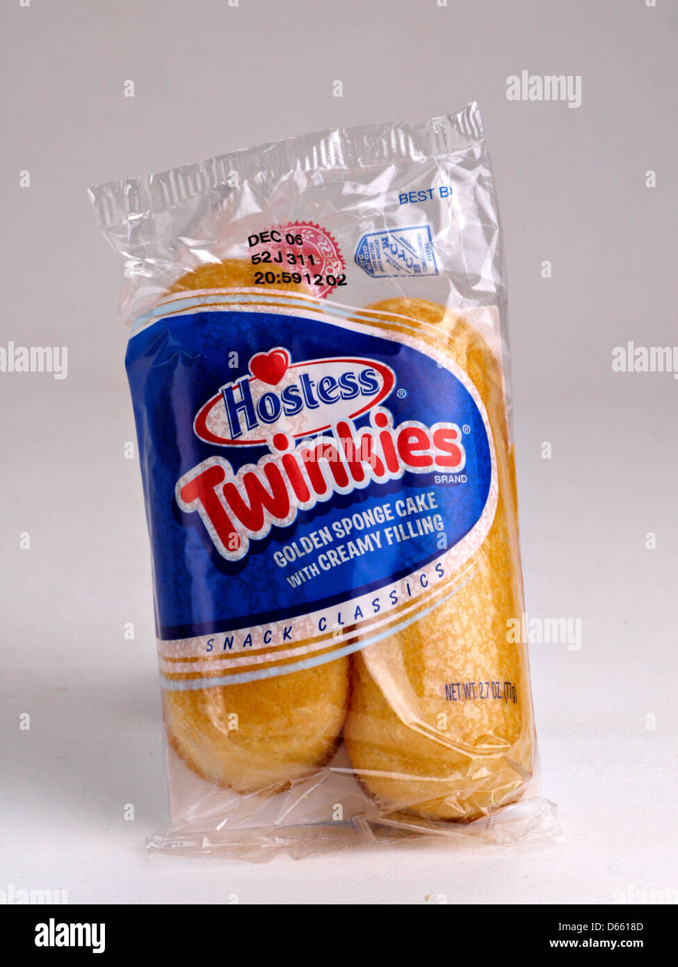 Un pacchetto di Hostess Twinkies su uno sfondo semplice. Foto Stock