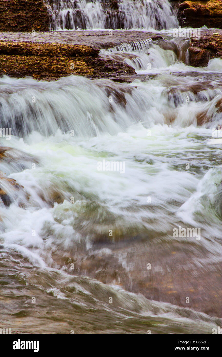 Fragore dei flussi di acqua e si rompe contro le rocce. Foto Stock