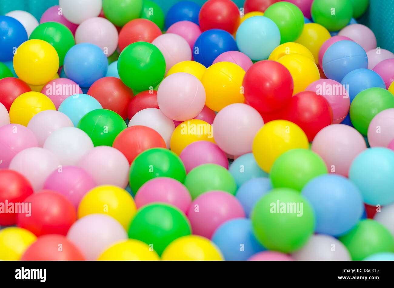 Un sacco di plastica colorata di palline in sala giochi Foto Stock