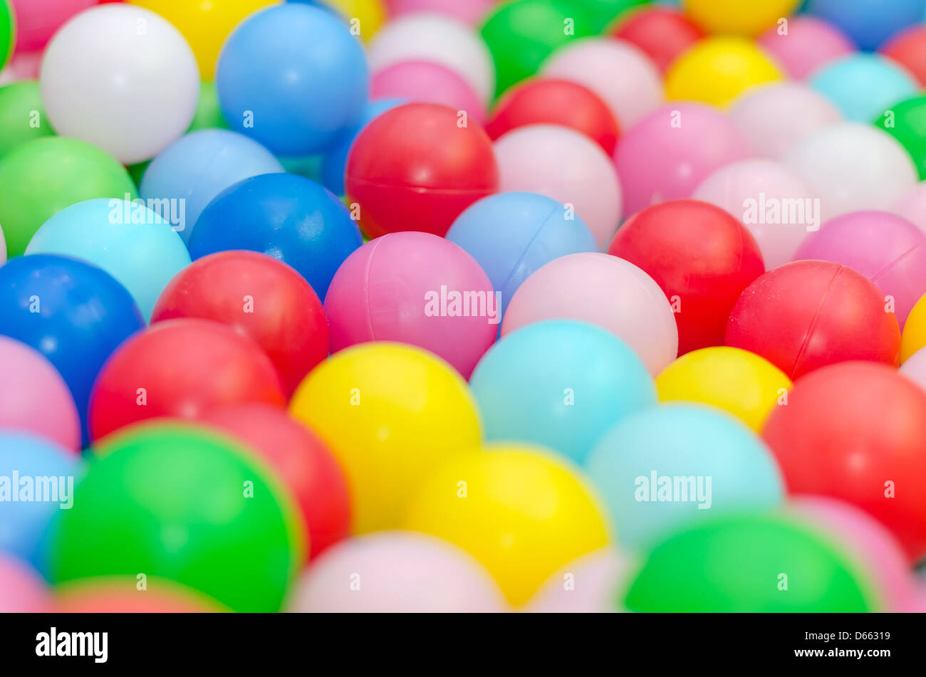 Un sacco di plastica colorata di palline in sala giochi Foto Stock