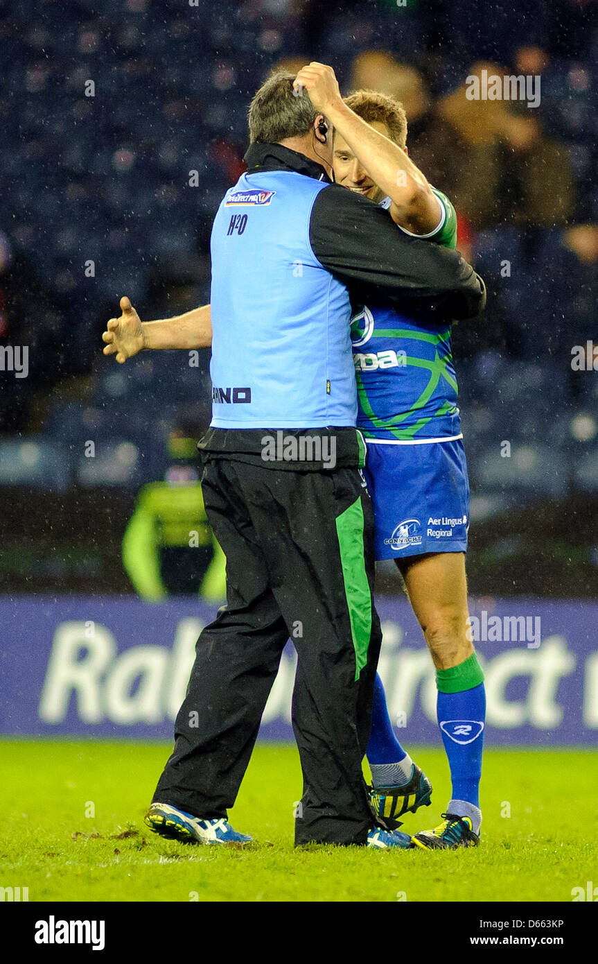 Edimburgo, Scozia, Regno Unito. Venerdì 12 Aprile 2013. Dan Parks è congratulato con dopo calci una pena con l'ultimo kick off il gioco durante la Edinburgh v Connacht Rabodirect Pro12 Gioco, Murrayfield Stadium. Credito: Colin Lunn / Alamy Live News Foto Stock