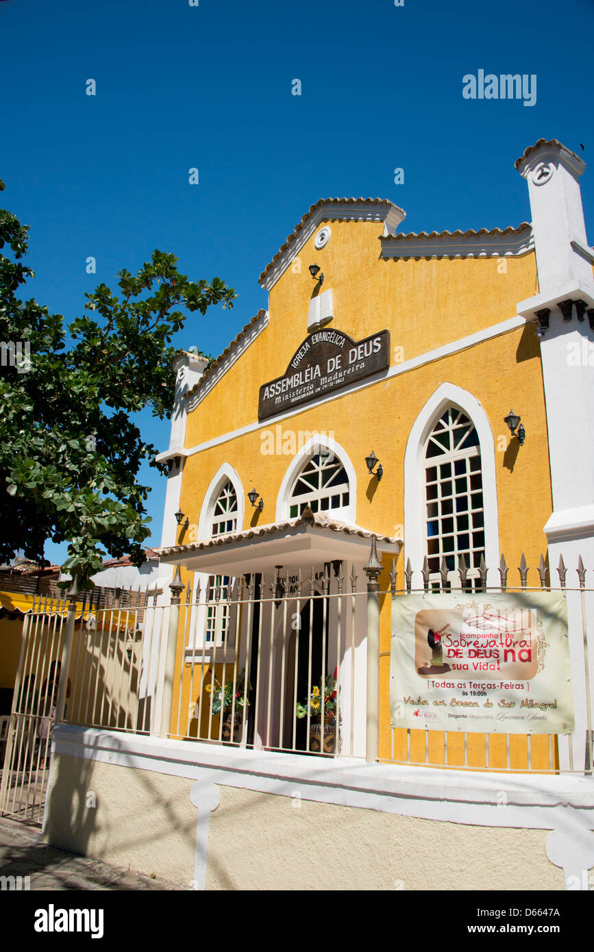 Il Brasile, Stato di Rio de Janeiro, Buzios. Waterfront street, Rua des Pedras. La missione storica chiesa di stile. Foto Stock