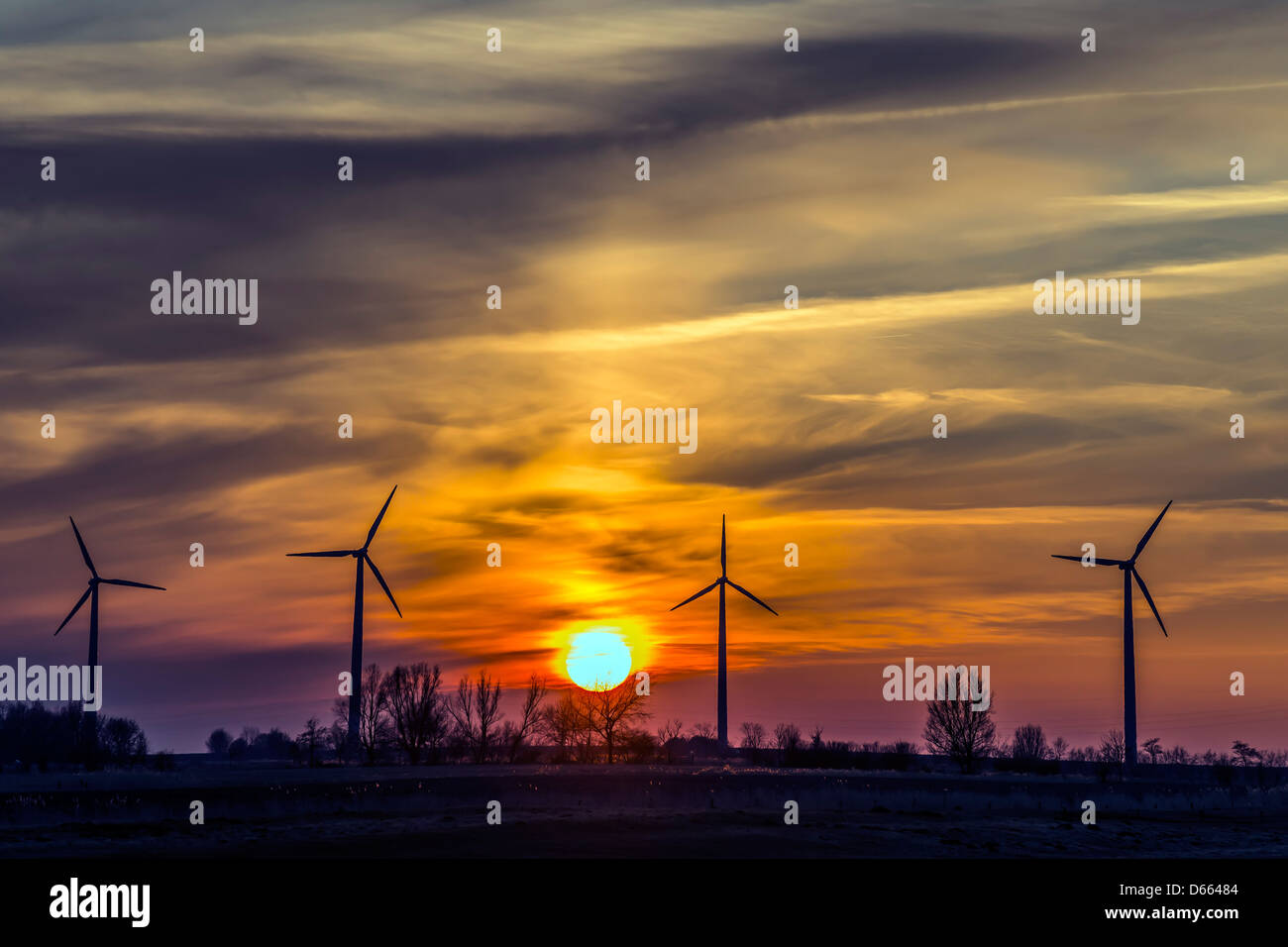 Mulini a vento del nord della Germania in serata con cielo nuvoloso e tramonto Foto Stock