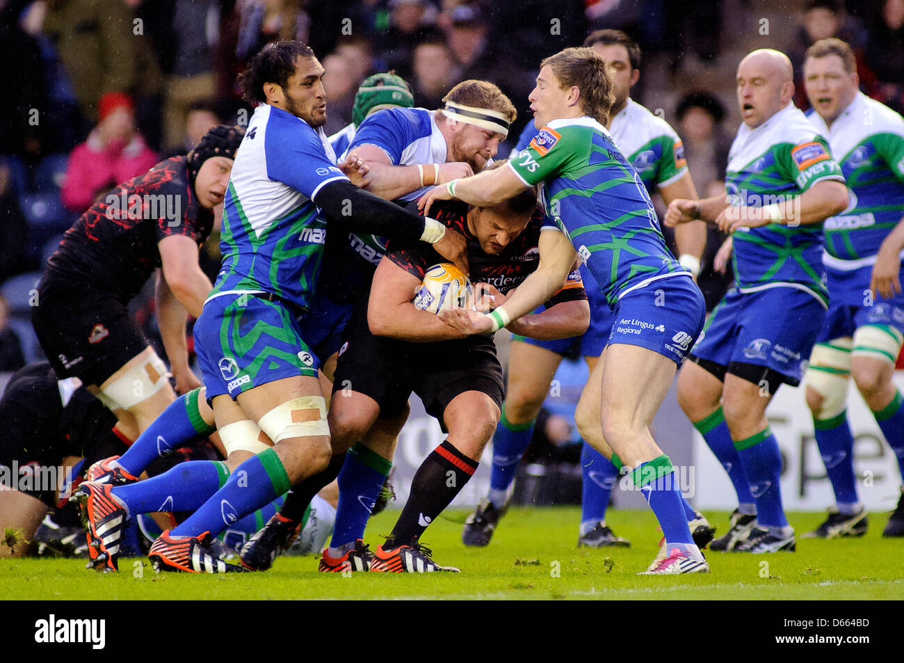 Edimburgo, Scozia, Regno Unito. Venerdì 12 Aprile 2013. Geoff Cross viene arrestato da George Naoupu (sinistra), Brett Wilkinson (h/band) e Kieran Marmion durante la Edinburgh v Connacht Rabodirect Pro12 Gioco, Murrayfield Stadium. Credito: Colin Lunn / Alamy Live News Foto Stock