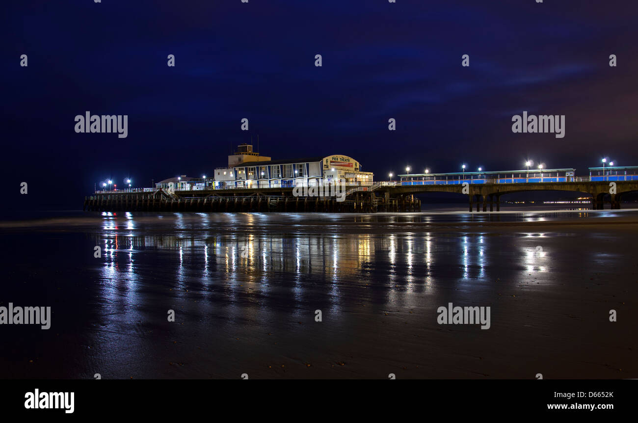 Le ore notturne al molo di Bournemouth nel Dorset, Regno Unito. Foto Stock