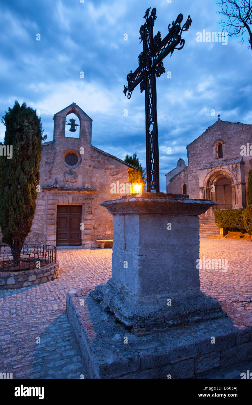 Ferro battuto cross a Place de Saint Vincent, Les Baux de Provence, Francia Foto Stock