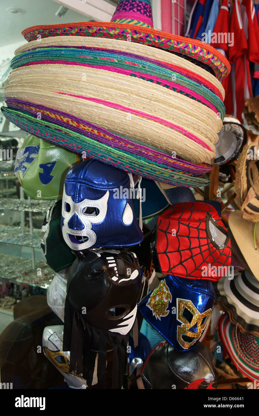 Sombreros messicani e maschere in Mercado 28 negozio di souvenir e artigianato mercato in Cancun, Messico Foto Stock
