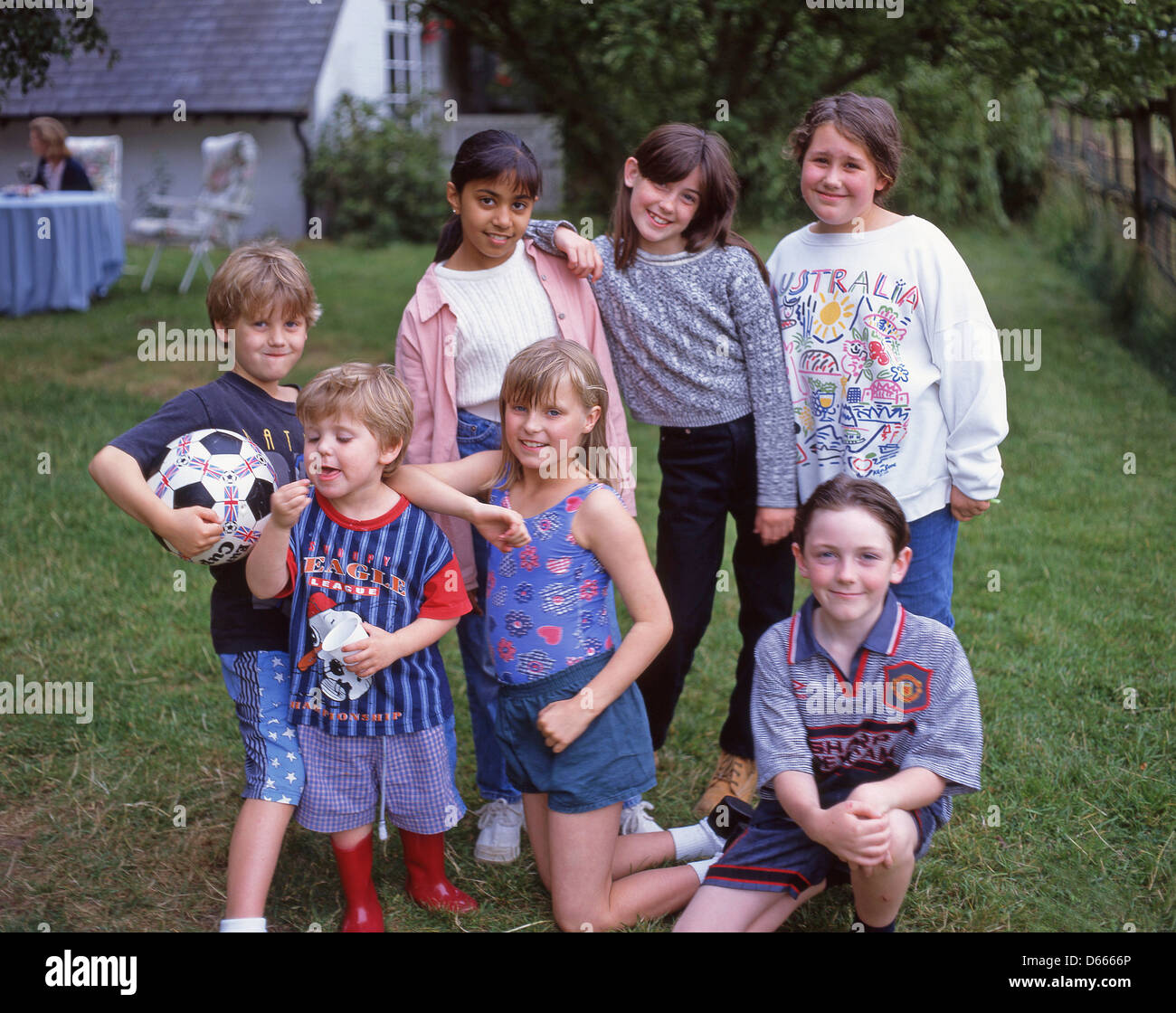 Gruppo di bambini in giardino, Winkfield, Berkshire, Inghilterra, Regno Unito Foto Stock