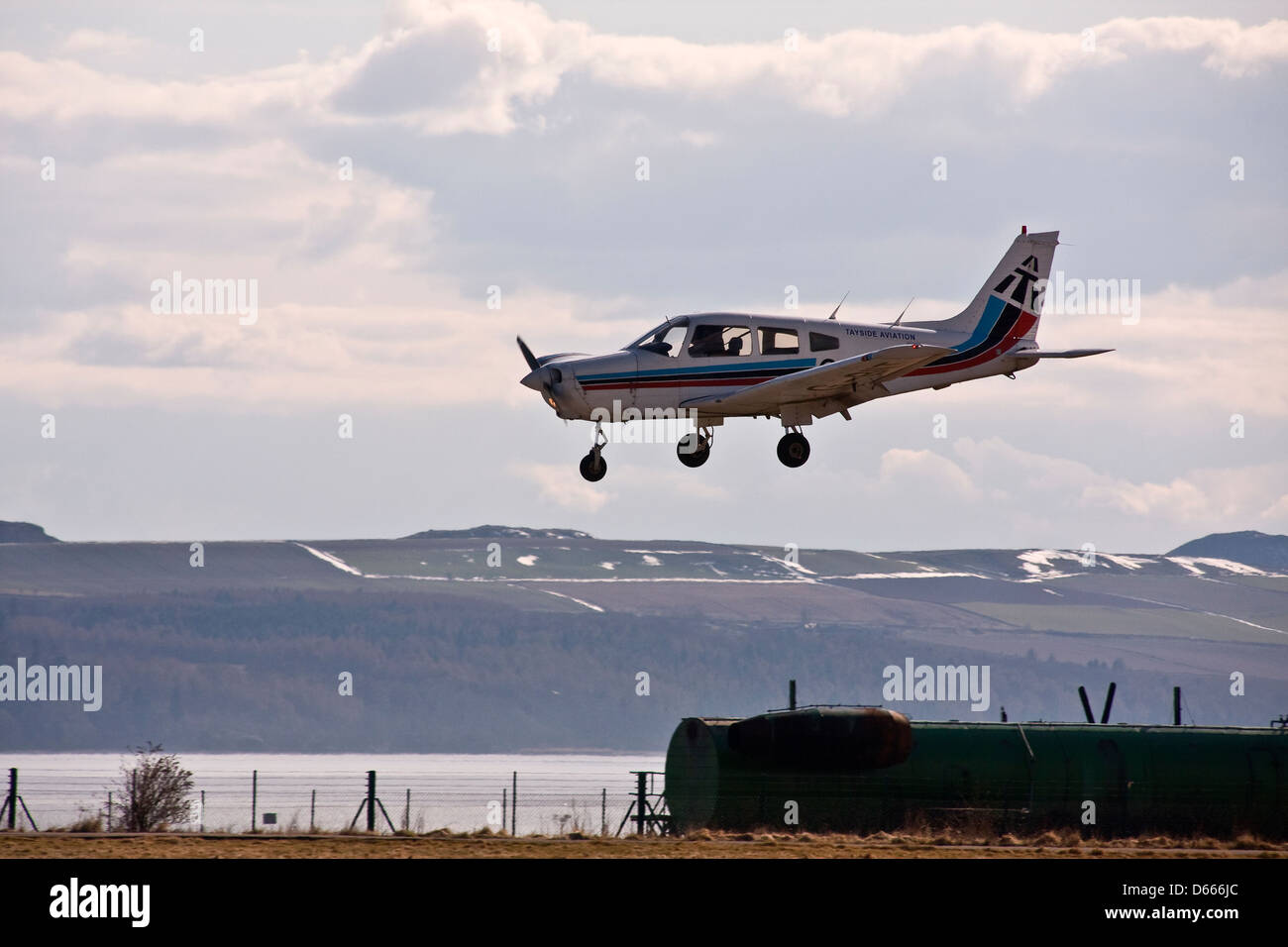 Tayside Aviation Piper PA-28 Warrior G-BIIT gli aeromobili in avvicinamento alla pista di atterraggio in Dundee aeroporto,REGNO UNITO Foto Stock