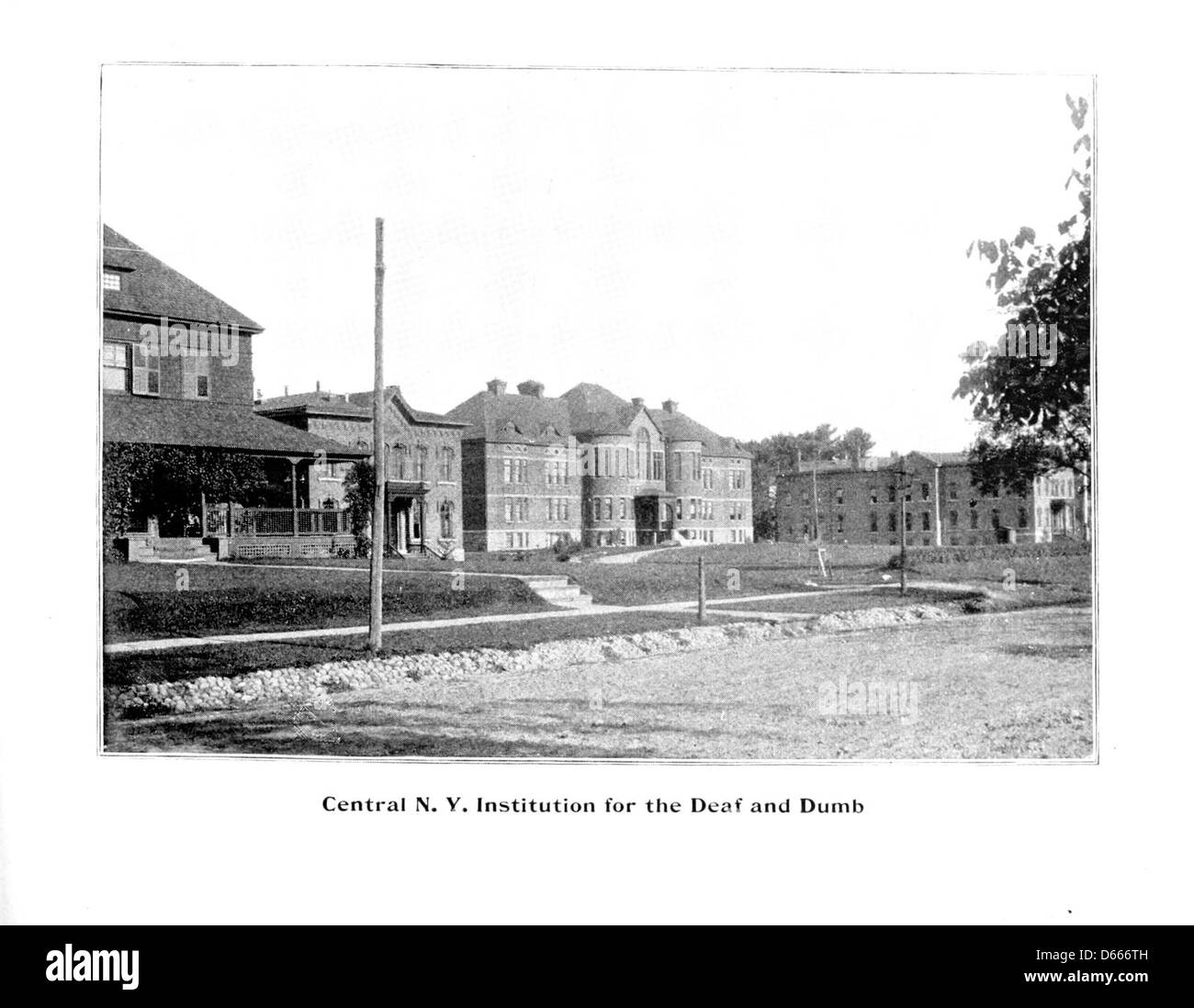Una fotografia ricordo del 1894 da Roma, New York, raffigurante l'istituzione centrale di New York per i sordi e gli stupidi. L'immagine evidenzia il ruolo dell'istituzione nell'istruzione e nella cura delle persone con problemi di udito e di parola durante la fine del XIX secolo. Foto Stock