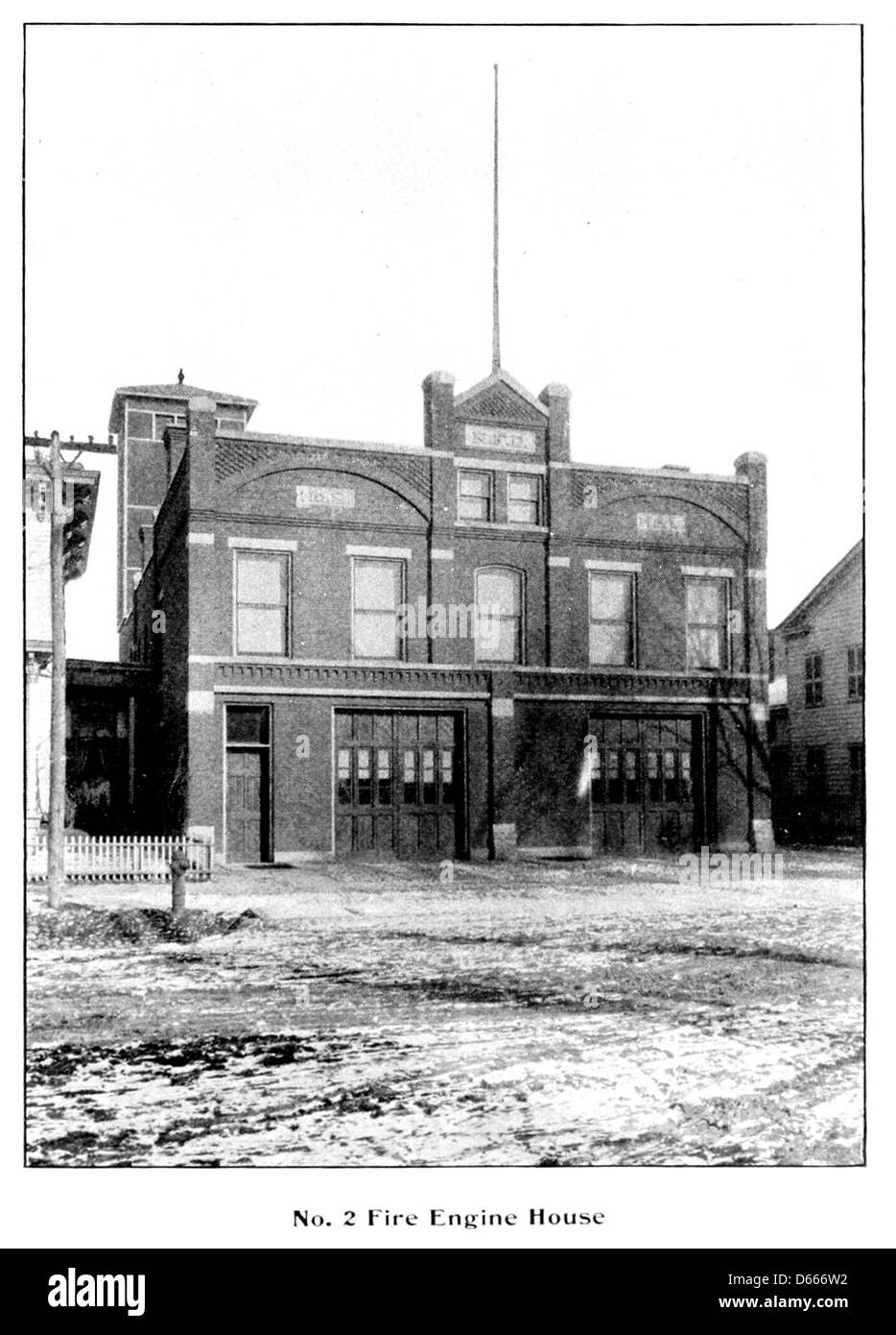 Un souvenir da Roma, New York, raffigurante la casa dei pompieri n. 2 nel 1894. Questa immagine storica cattura l'architettura e l'importanza delle caserme dei pompieri locali durante la fine del XIX secolo nelle piccole città americane. Foto Stock