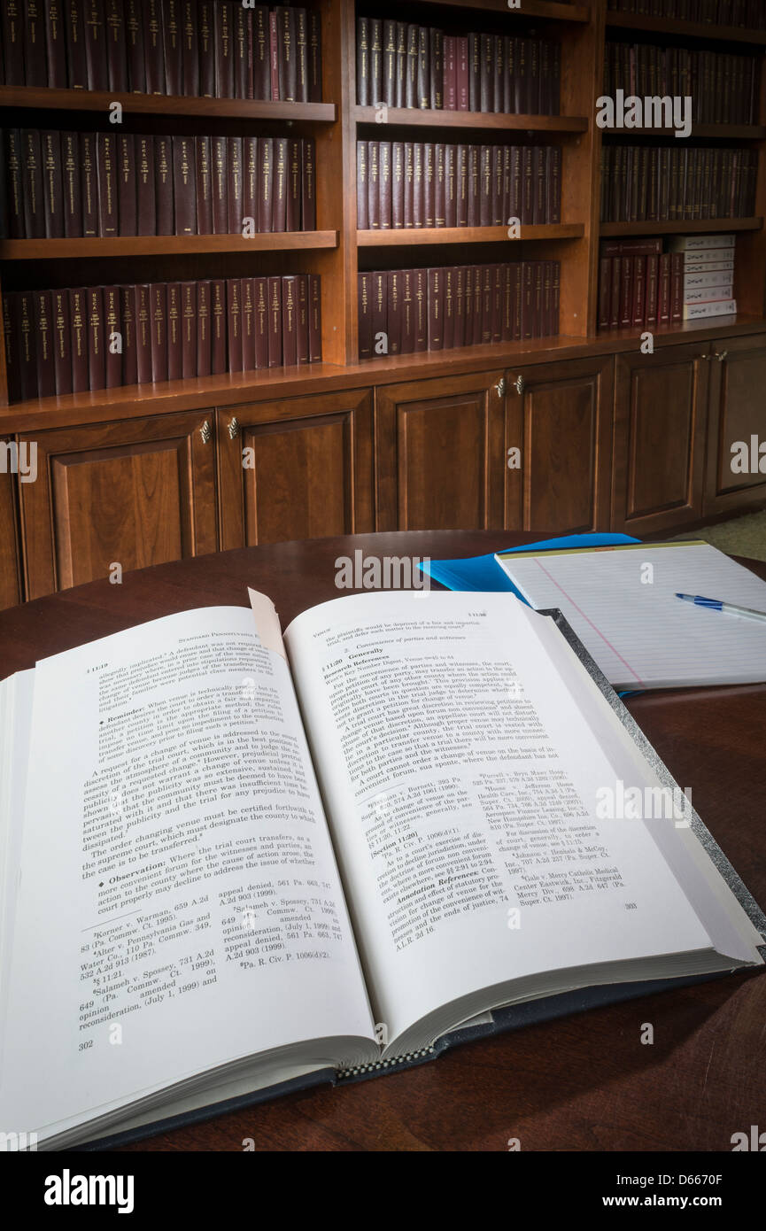 Biblioteca di diritto Close Up dettaglio di libri sul tavolo Foto Stock