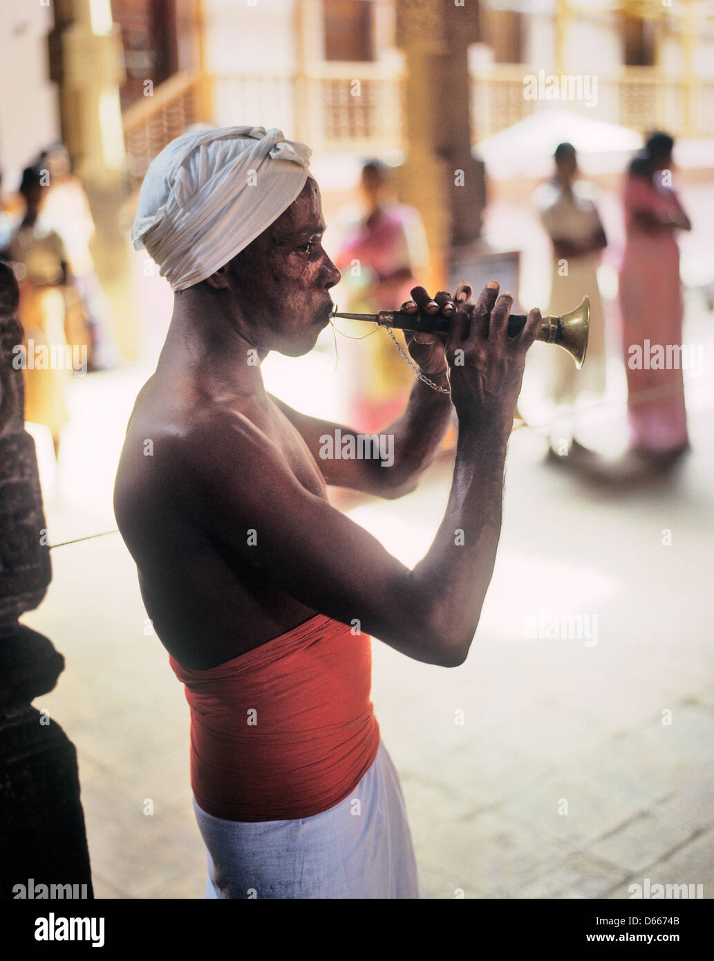 Sri Lanka, Kandy, Sri Dalada Maligawa, flautista eseguire durante il servizio giornaliero, Tevava, presso il tempio del Dente Foto Stock