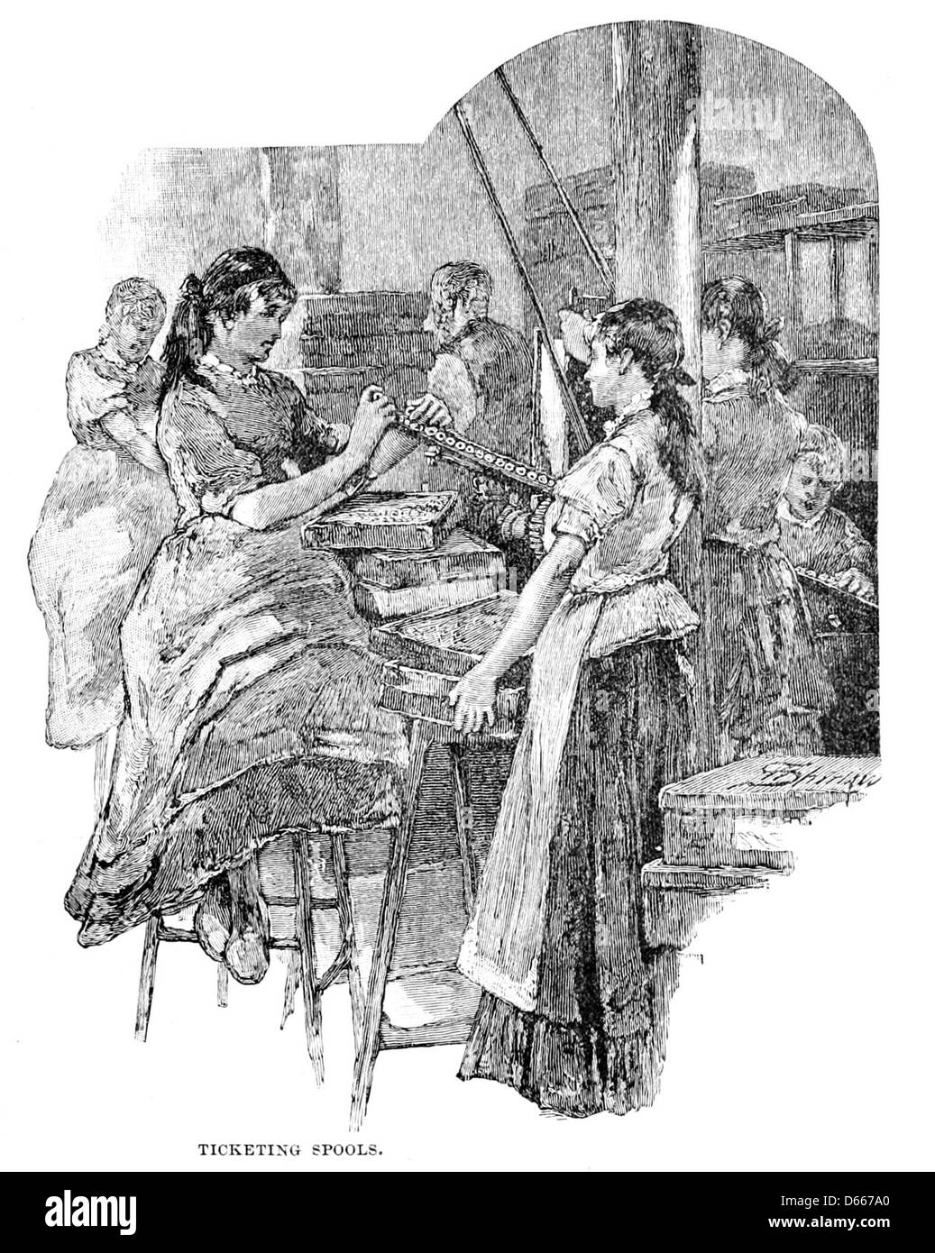 Un'immagine 1879 che mostra il processo di creazione di una bobina di filettatura. L'illustrazione illustra i macchinari utilizzati nella produzione di filetti e il processo di etichettatura dei rotoli, essenziale per le industrie tessili dell'epoca. Foto Stock
