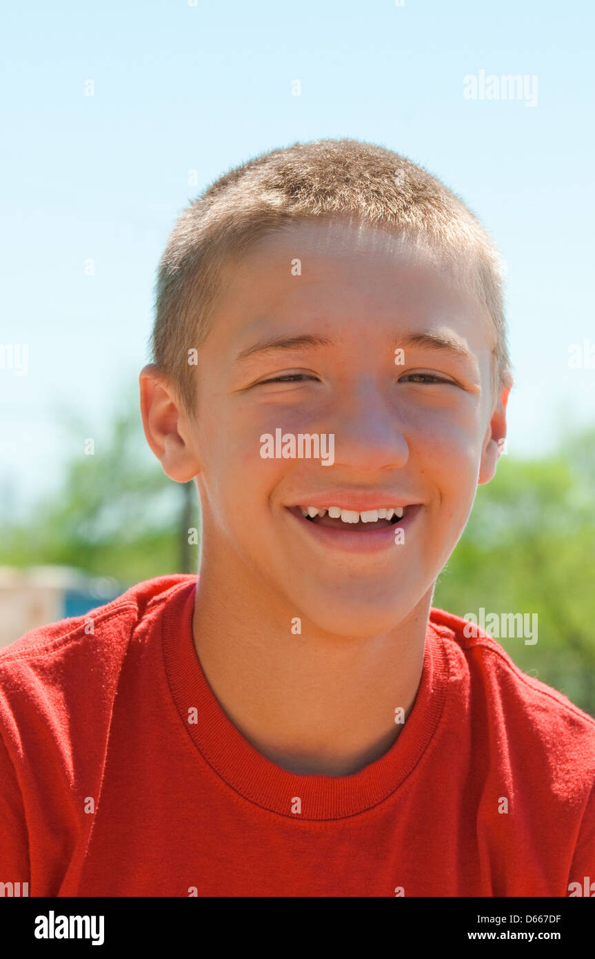 Ragazzo adolescente felice e sorridente fino vicino Foto Stock