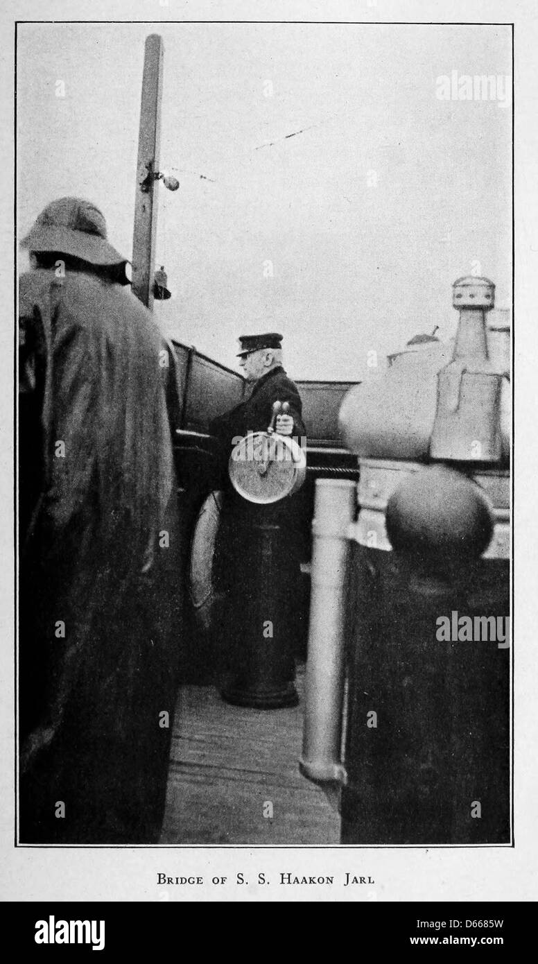 Questa fotografia del 1922 mostra il ponte della S.S. Haakon Jarl, una notevole nave scandinava. Il ponte è una caratteristica chiave della nave, che mostra il design della nave e l'ingegneria marittima dei primi anni del XX secolo. Foto Stock