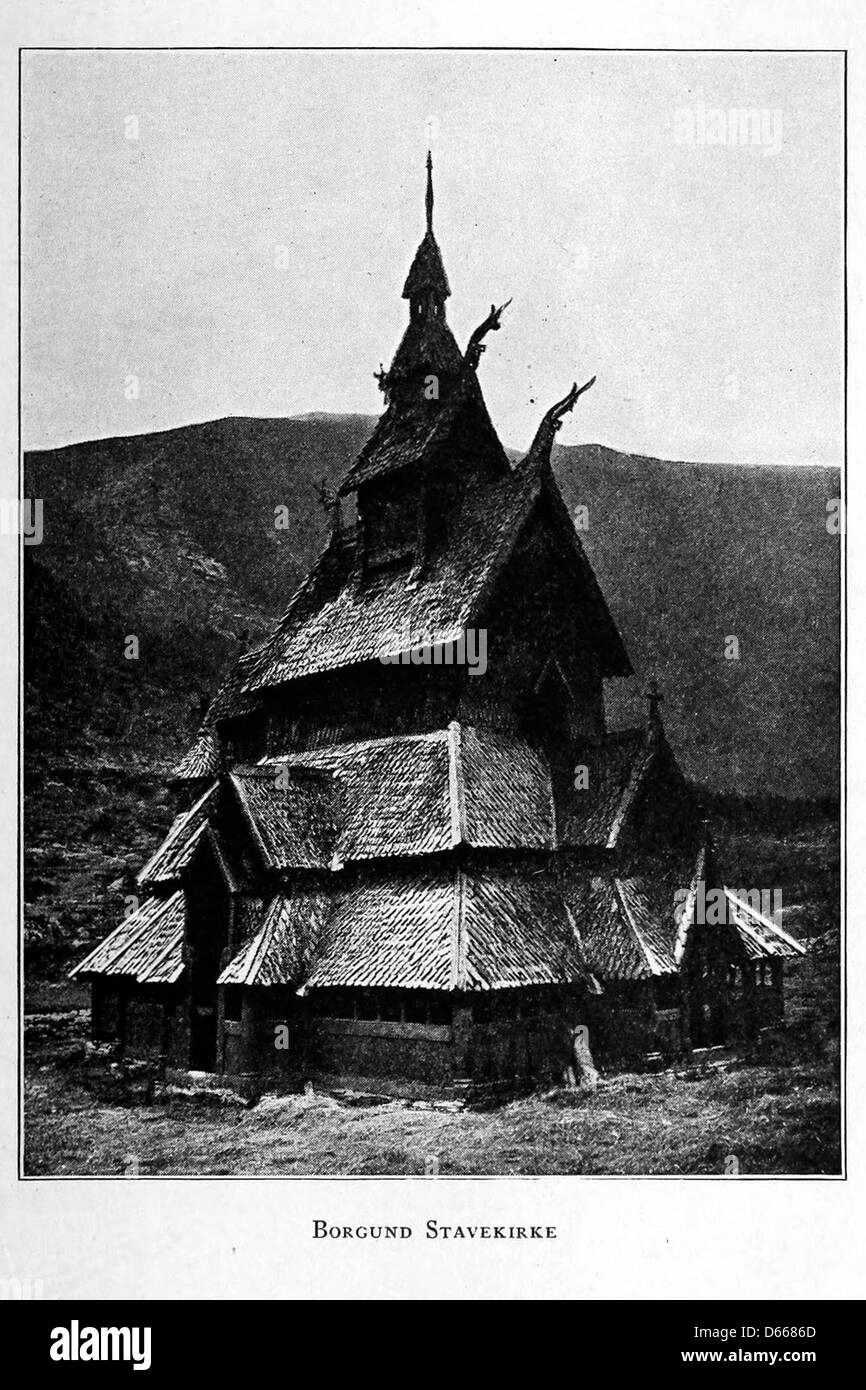 Un'illustrazione tratta da "Un'estate nelle Terre del Nord", che mostra la Borgund Stavekirke, una chiesa medievale in legno situata in Norvegia. La chiesa a stave è un ottimo esempio di architettura scandinava ed è rinomata per la sua complessa costruzione in legno e lo stile distintivo. Foto Stock