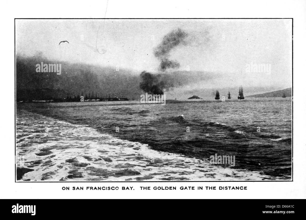 Questa immagine raffigura un viaggio storico sulla ferrovia del Monte Tamalpais, nota per essere una delle ferrovie più scorrevoli del mondo. La fotografia evidenzia le vedute del Golden Gate Bridge e della Baia di San Francisco, famosi luoghi di interesse della California. Foto Stock