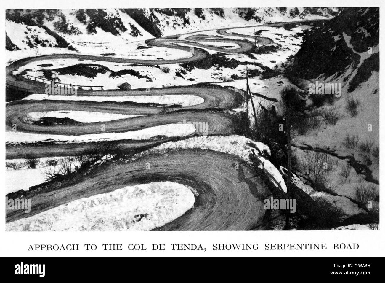 Un'illustrazione tratta da un libro di viaggio del 1918 che mostra una strada a serpentina nel col de tenda, che attraversa l'Italia, la Sicilia, la Tunisia, l'Algeria e la Francia meridionale, evidenziando i suggestivi e tortuosi sentieri di montagna. Foto Stock