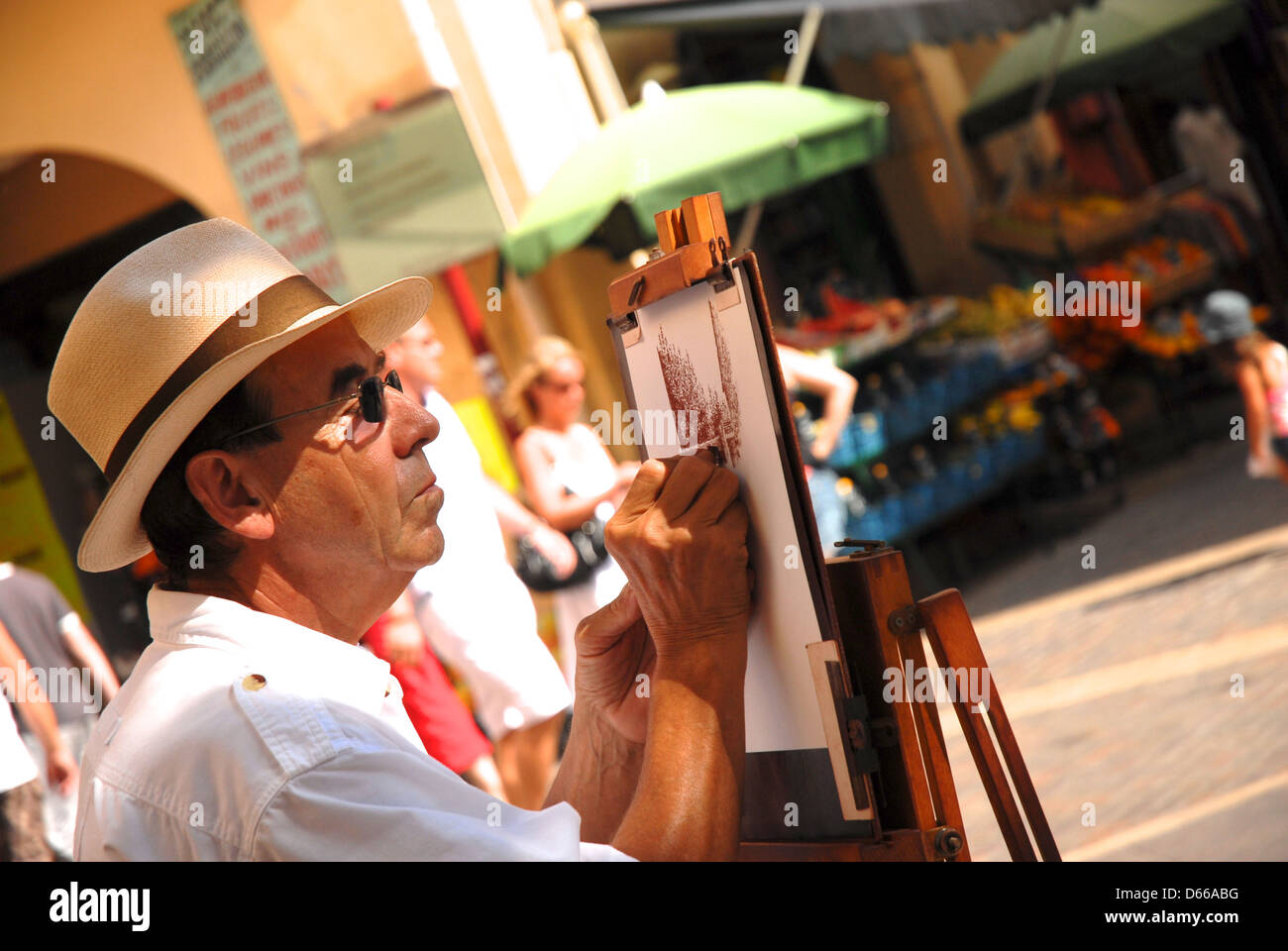 Artista di strada, Collioure, città costiera, Pyrenees-Orientales, Foto Stock