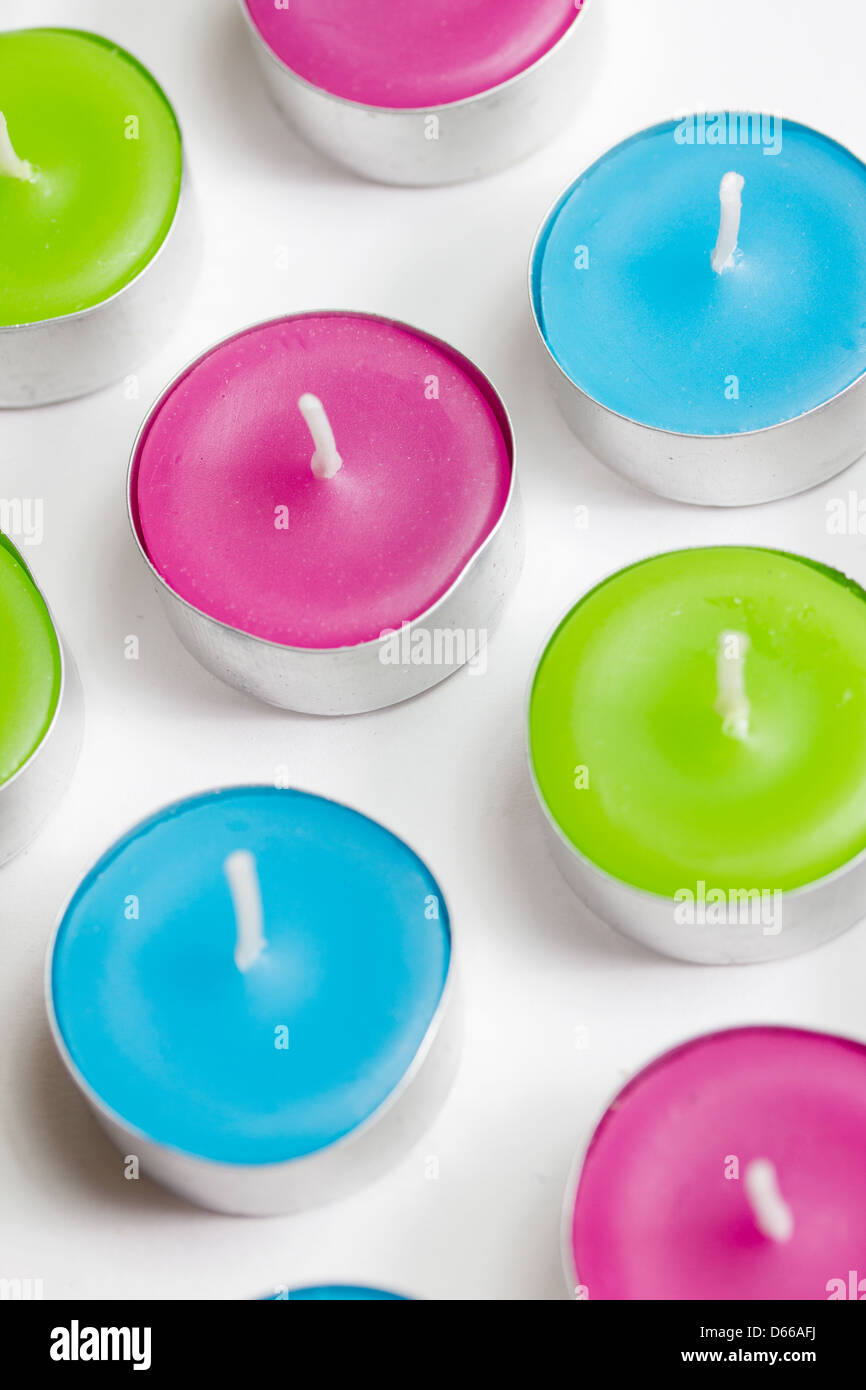 Sfondo colorato di candele tealight Foto Stock