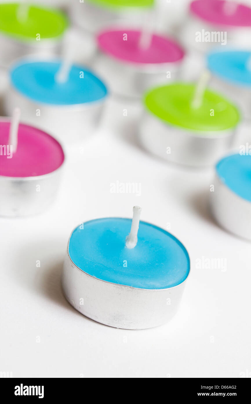 Sfondo colorato di candele tealight Foto Stock