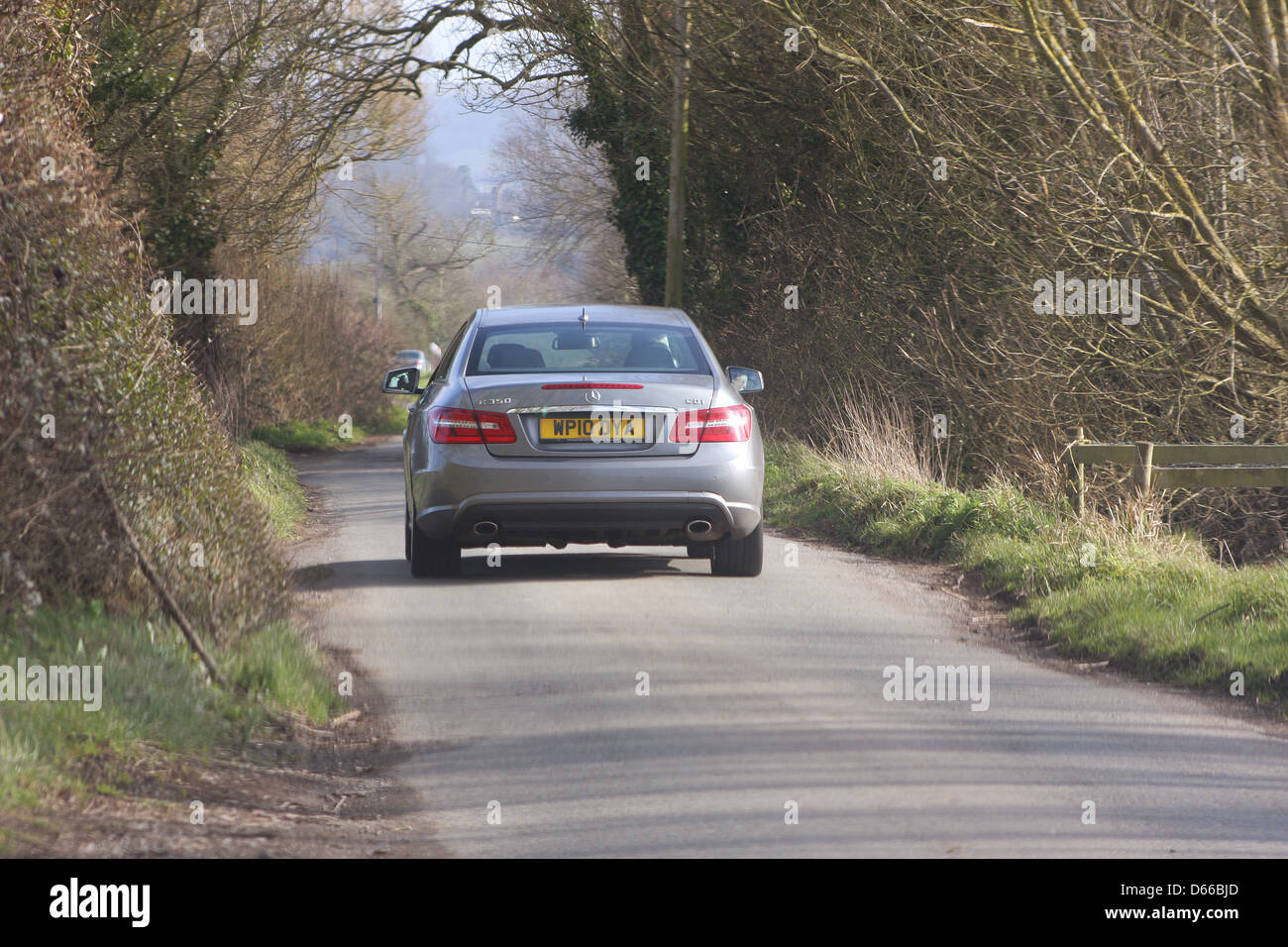 Grande auto, corsia stretta. Mercedes Benz e 350 classe su una stretta strada rurale, un imprenditore voce per il suo ritiro rurale, Aprile 2013 Foto Stock