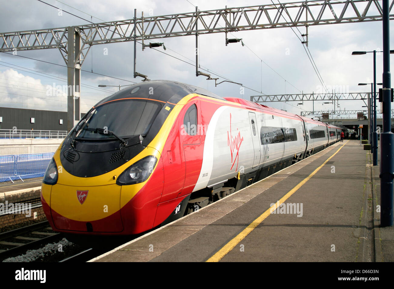 390030 Pendalino Virgin Trains, Nuneaton stazione ferroviaria, Warwickshire, Inghilterra Foto Stock