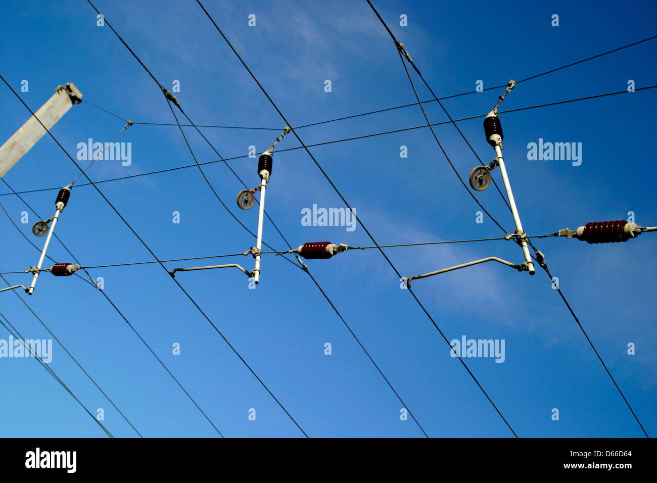 25KV Corrente Alternata ferroviaria elettrificata attrezzatura della linea aerea portali East Coast Main Line Peterborough Cambridgeshire Foto Stock