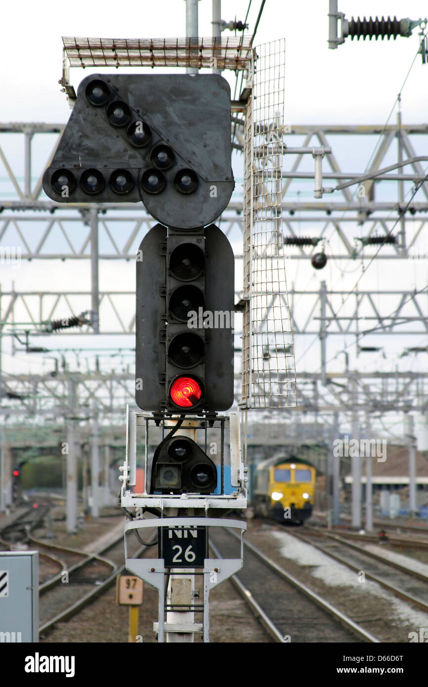 Rosso ferroviaria Indicatore segnale di avvertimento, Nuneaton stazione ferroviaria, Warwickshire Foto Stock