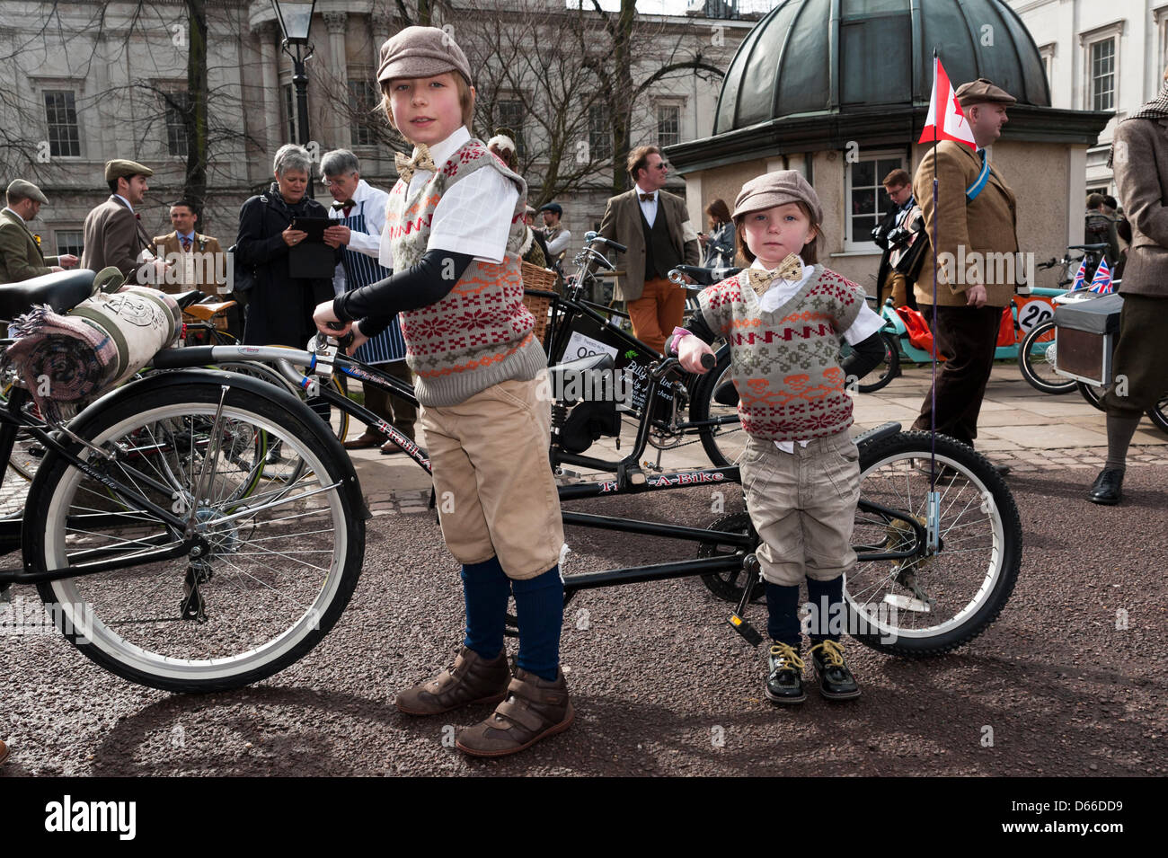 La Tweed eseguito su 13/04/2013 partendo dalla University College di Londra, Gower Street, Londra. Questo è il quinto compleanno del Tweed Run (fondata nel 2009) che è una corsa in bicicletta attraverso Londra con partecipanti soprattutto vestito in uno stile classico. Ci sono premi assegnati alla fine del giorno che includono il "ost Dapper Chap' e 'Most focoso dame'. Foto di Julie Edwards Foto Stock