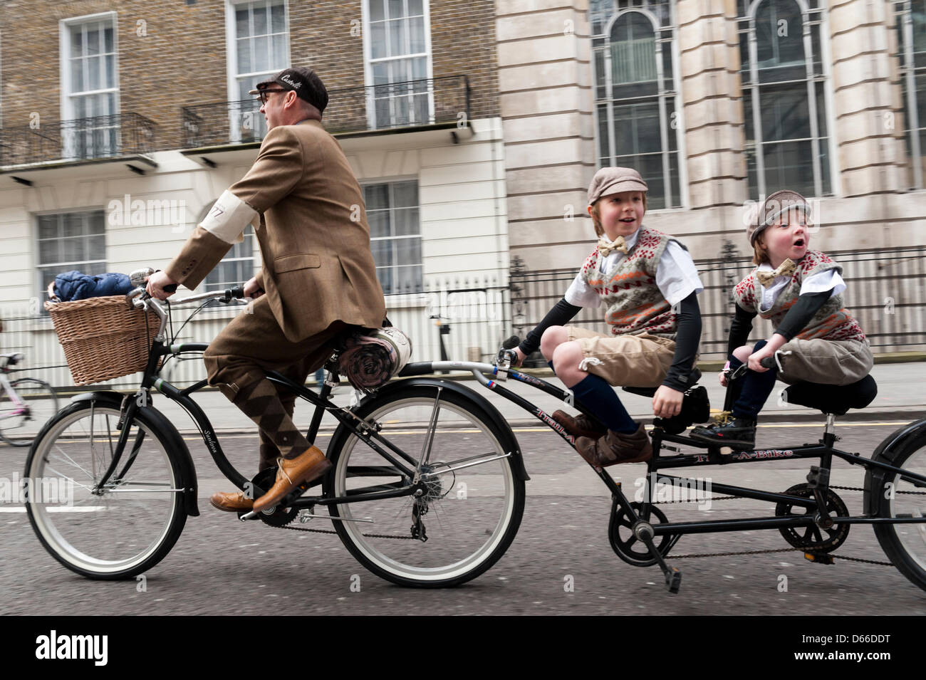 La Tweed eseguito su 13/04/2013 partendo dalla University College di Londra, Gower Street, Londra. Questo è il quinto compleanno del Tweed Run (fondata nel 2009) che è una corsa in bicicletta attraverso Londra con partecipanti soprattutto vestito in uno stile classico. Ci sono premi assegnati alla fine del giorno che includono il "ost Dapper Chap' e 'Most focoso dame'. Foto di Julie Edwards Foto Stock